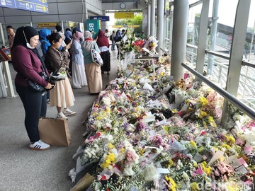 Warna-warni Bunga Hiasi Stasiun Bekasi Timur, Kenang Korban Kecelakaan Kereta