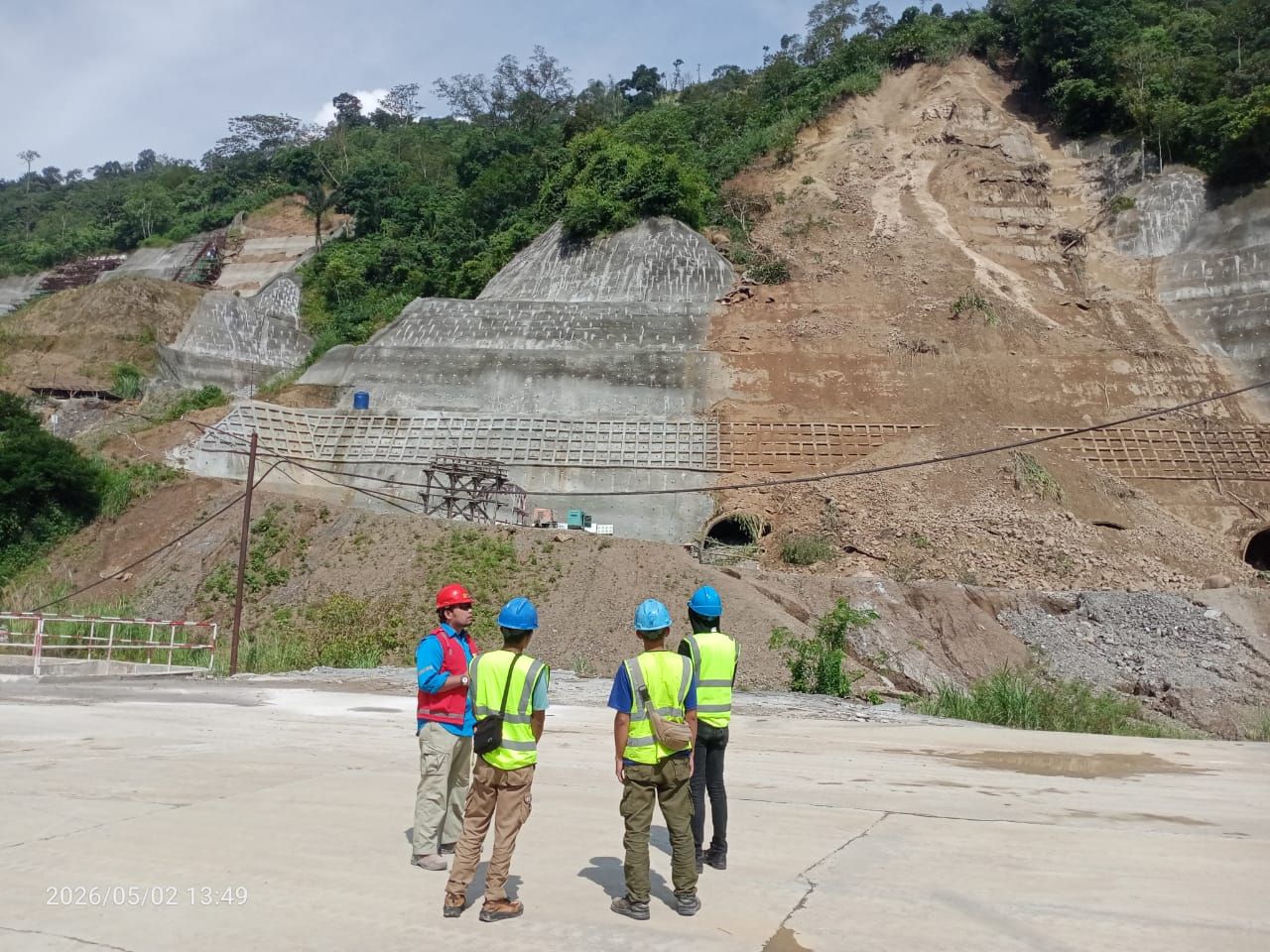 Intensitas hujan nan tinggi diduga telah memicu terjadinya longsor pada salah satu sisi tebing rencana outlet Pembangkit Listrik Tenaga Air (PLTA) Upper Cisokan di Kampung Cimarel, Desa Sukaresmi, Kecamatan Rongga, Kabupaten Bandung Barat (KBB). (Dok. PT PLN Persero)