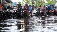 Jalan Ciledug Raya Banjir, Bikin Macet