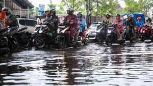 Jalan Ciledug Raya Banjir, Bikin Macet