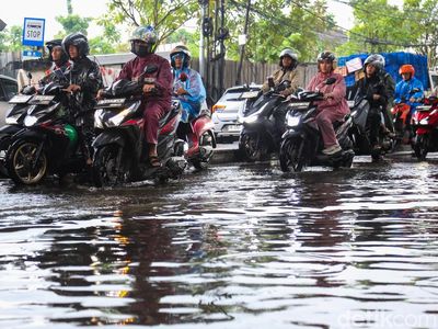 Jalan Ciledug Raya Banjir, Bikin Macet