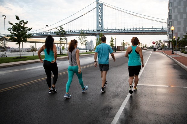 Japanese walking, tren jalan kaki berbasis interval yang menggabungkan jalan cepat dan lambat untuk meningkatkan kebugaran jantung, kekuatan otot, serta metabolisme secara efisien.
