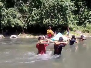 Jenazah di Polman Ditandu 10 Km Lewati Hutan-Sungai gegara Jalan Rusak
