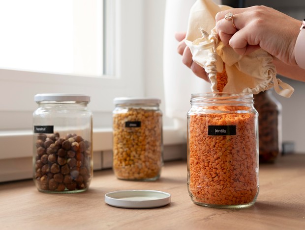 Kacang-kacangan kering termasuk makanan yang aman disimpan jangka panjang karena kadar air rendah, meski nutrisinya bisa berkurang seiring waktu.
