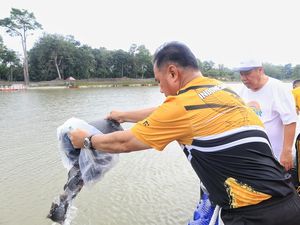 Gubernur dan Kapolda Babel Lepas Ribuan Bibit Ikan di Kolam Bhaypark