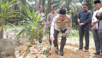 Sampaikan Dukacita, Kapolres Rohil Hadiri Pemakaman Bocah Korban Pemerkosaan