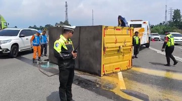 Truk Terguling di Tol Jagorawi, Muatan Telur Tumpah ke Jalan