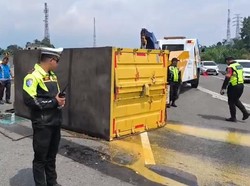 Truk Terguling di Tol Jagorawi, Muatan Telur Tumpah ke Jalan