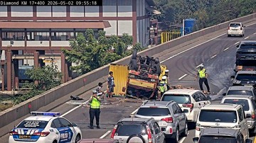 Truk Boks Kecelakaan Tunggal di Tol Wiyoto Wiyono karena Kelebihan Muatan