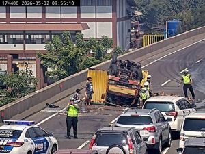Pecah Ban karena Kelebihan Muatan, Truk Terbalik di Jalan Tol