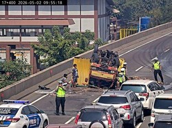 Truk Boks Kecelakaan Tunggal di Tol Wiyoto Wiyono karena Kelebihan Muatan