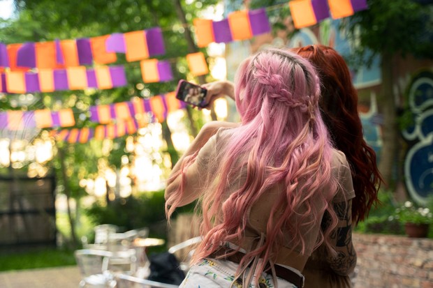 Warna rambut cerah mencerminkan kepribadian yang ekspresif, berani tampil beda, dan penuh kreativitas dalam mengeksplorasi diri.