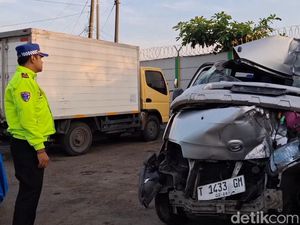 Video: Minibus Tabrak Truk di Tol Cipularang, 1 Orang Tewas dan 4 Lainya Luka-luka