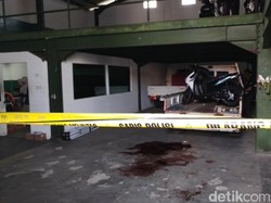Aksi Sadis Pria Berhelm Bacok Mati Korban di Gudang Motor Cianjur