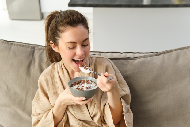 Makanan penghambat diet seperti sereal sarapan sering dianggap praktis untuk memulai hari. Padahal, banyak produk mengandung gula tambahan yang cukup tinggi, sehingga kurang ideal untuk pola makan sehat. Meski ada varian dengan tambahan protein, kandungan gizinya belum tentu memenuhi kebutuhan tubuh.