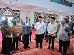 Viral Menpar Disebut Pakai Sepatu Masuk Masjid Raya Sumbar, Pemprov Buka Suara