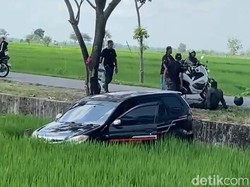 Avanza Nyemplung Sawah Saat Hindari Motor di Bojonegoro