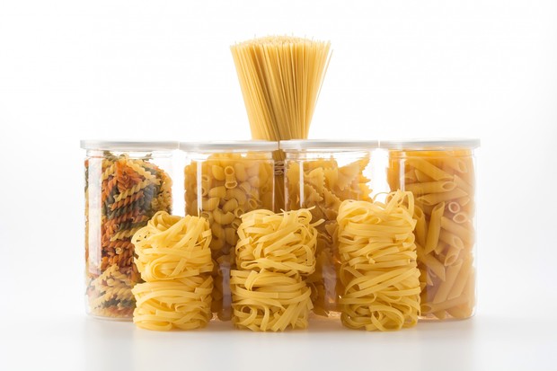 Pasta kering termasuk makanan yang aman disimpan jangka panjang karena rendah kelembapan dan tetap aman dikonsumsi dalam waktu lama.