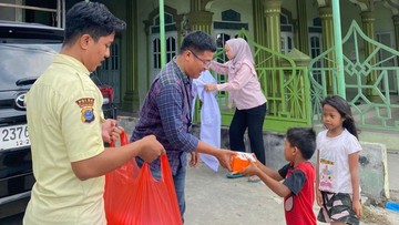 Pegadaian Salurkan Bantuan ke Warga Sekitar Lingkungan Masjid di Medan