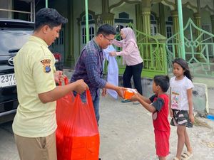Pegadaian Salurkan Bantuan ke Warga Sekitar Lingkungan Masjid di Medan