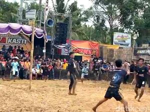Intip Keseruan Permainan Tradisional Bola Kasti yang Eksis di Pamekasan