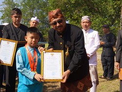 Momen Hardiknas, Pemkab Sukabumi Tebar Beasiswa untuk Siswa Berprestasi