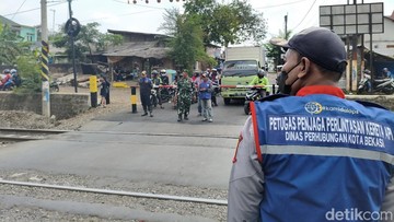 Perlintasan Sebidang TKP Taksi Tertemper di Bekasi Kini Dijaga Petugas KAI