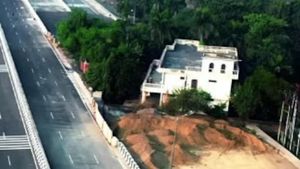 7 Rumah Ogah Digusur Akhirnya Terjebak di Tengah Jalan, Ada dari RI