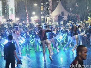 Diganggu Hujan Deras, Semarang Night Carnival Malam Ini Dibubarkan