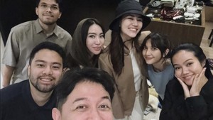 Momen Sheila Dara Bagikan Pakaian Vidi Aldiano ke Sahabat