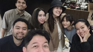 Momen Sheila Dara Bagikan Pakaian Vidi Aldiano ke Sahabat