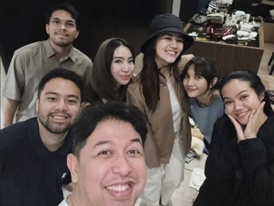 Momen Sheila Dara Bagikan Pakaian Vidi Aldiano ke Sahabat