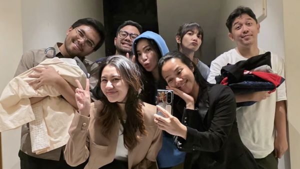 Sheila Dara Bagi-bagikan Baju Vidi Aldiano ke Sahabat Almarhum