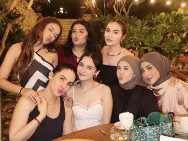 Pesona Syifa Hadju di Acara Welcome Dinner Bali, Pakai Dress Rp 11,5 Juta