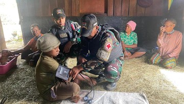 Satgas TNI Jemput Bola Beri Layanan Kesehatan Masyarakat Pelosok Papua