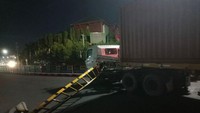 Portal Penghalang Truk di Ngaliyan Semarang Ambruk Ditabrak Tronton