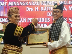 Walkot Palembang Terima Gelar Adat Minangkabau Sutan Malin Batuah