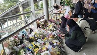Bunga dari Warga Kenang Wanita Pejuang Korban Tabrakan KA di Bekasi