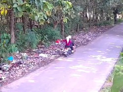 Viral Kebiasaan Warga Kedungpring Lamongan Buang Sampah di Bahu Jalan