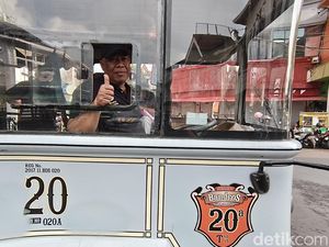 Cerita Ayah di Balik Kemudi Bus Bandros