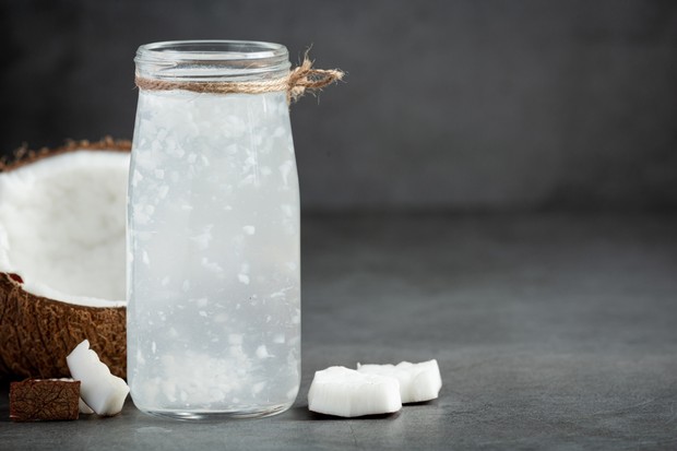 Air kelapa merupakan minuman untuk kesehatan organ intim yang membantu menjaga hidrasi dan keseimbangan cairan tubuh.