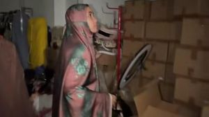 Ini Ruangan Anisa Rahma Simpan Ribuan Al-Quran Bebas dari Jilatan Api