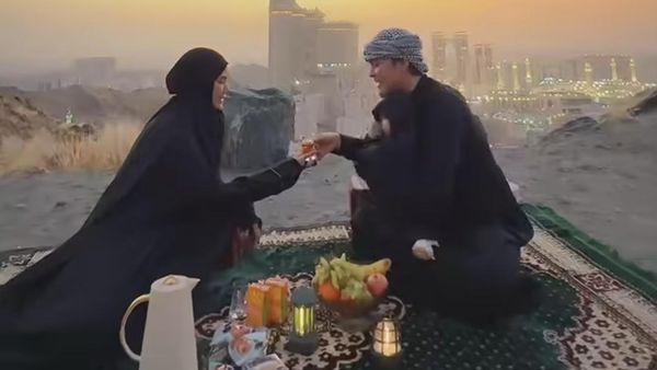 Romantis! Anisa Rahma dan Suami Kulineran di Mekkah hingga  Madinah