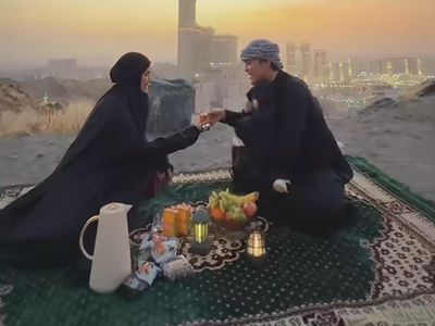 Romantis! Anisa Rahma dan Suami Kulineran di Mekkah hingga  Madinah
