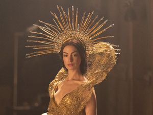 Cetar Banget! Gaya Anne Hathaway Jadi Bintang Pop Dunia di Mother Mary