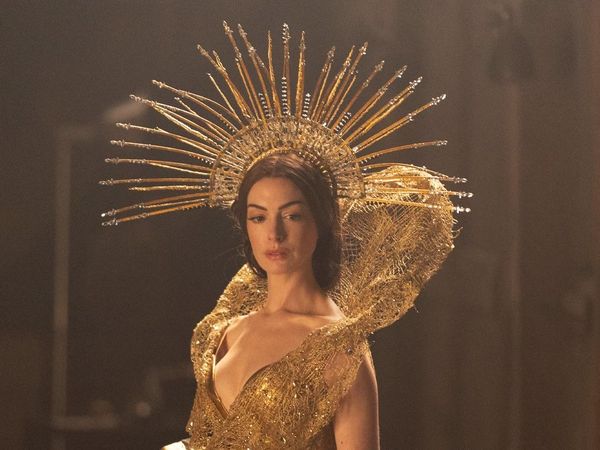 Cetar Banget! Gaya Anne Hathaway Jadi Bintang Pop Dunia di Mother Mary