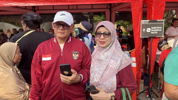Sepasang lansia antusias mendaftar kartu cuma-cuma TransJ agar bisa keliling Jakarta.