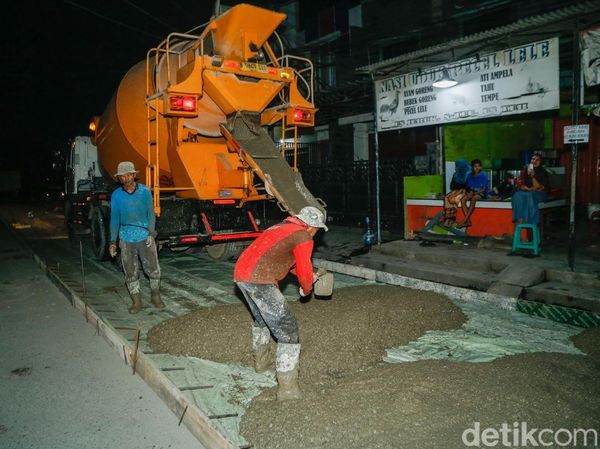Gotong Royong Warga Tambun Bekasi Cor Jalan Rusak