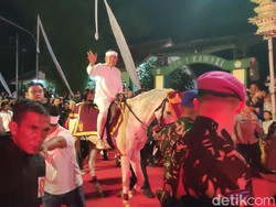 Hujan Tak Surutkan Antusiasme Kirab Mahkota Binokasih di Ciamis