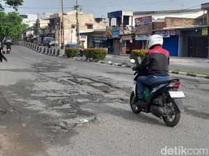 Warga Keluhkan Aspal Rusak di Depan Pintu 4 USU Tak Kunjung Diperbaiki